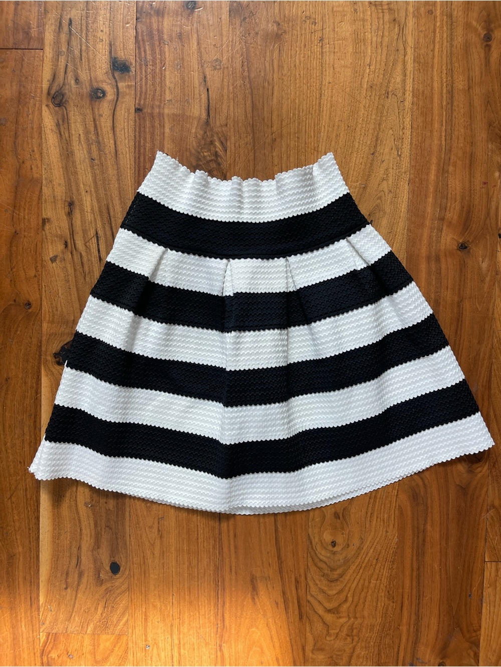 Neslay Designer Black White Striped Textured Honeycomb Knit Scalloped Mini Skirt